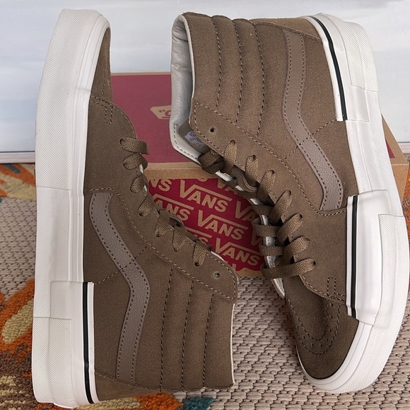 Vans WMNS Sk8-Hi Rearrange
Tonal Kangaroo
VN000CRMBYW
Sneakers - Picture 12 of 16